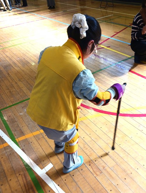 三谷小学校で高齢者疑似体験のお手伝いをいたしました!